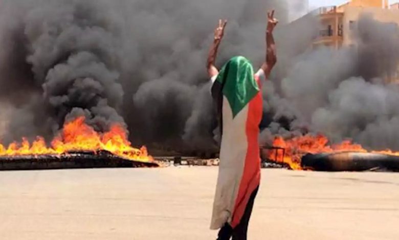 Photo of بعد ذلك بسنة … السودانيون يرتدون القمع في انتظار العدالة
