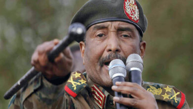 Photo of علي البرهان التنحي عن العمل السياسي والتحصن داخل اسوار المؤسسة العسكرية بعد هيكلتها