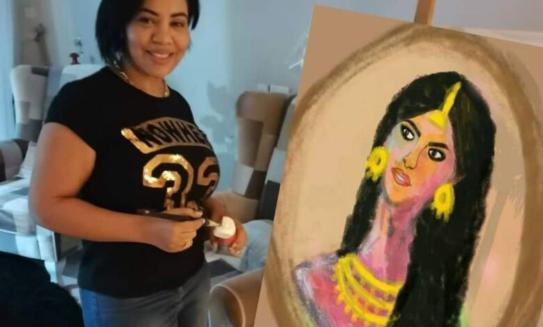 Photo of التشكيلية منى الروبي مواطنة عالمية