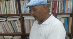 كاتب وناقد فلسطيني